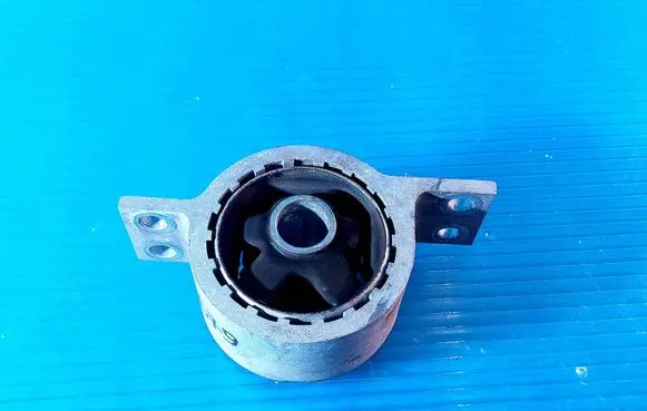 LEVC TX Front wishbone bush 1F002583AA
