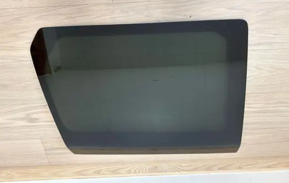 Land Rover Discovery 3 - LR3 Rear side window LR039050 LR039054 CVB000855