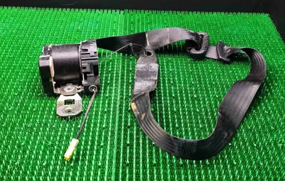 Iveco Daily 35 - 40.10 Front seatbelt 33017280A1 7603357