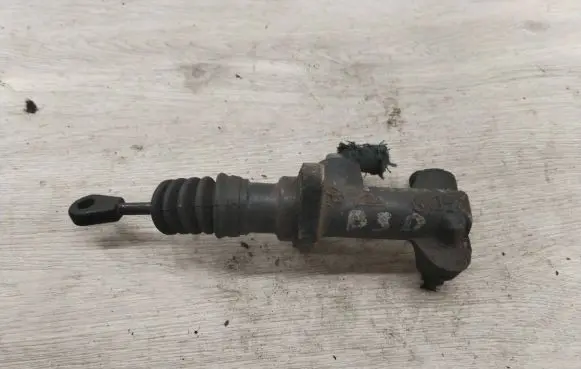 Volkswagen PASSAT B5 Clutch master cylinder 