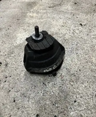 BMW 5 E60 E61 Engine mount bracket 6761092