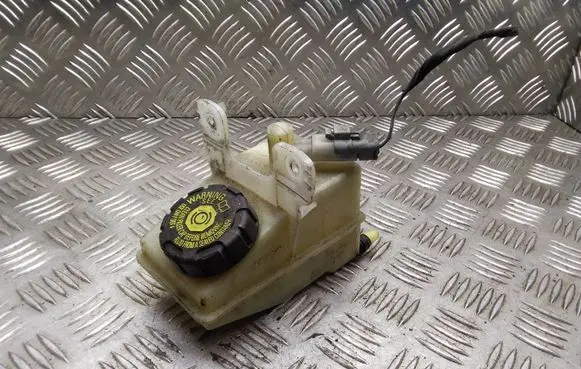Brake fluid reservoir