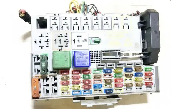 Opel Zafira A Fuse box set 24412497