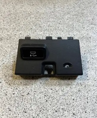 BMW 3 G20 G21 USB socket connector 6807232