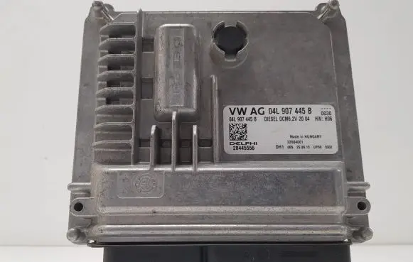 Volkswagen Golf VII Engine control unit/module 04L907445B 28445556