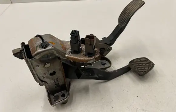 Nissan Juke I F15 Pedal assembly 