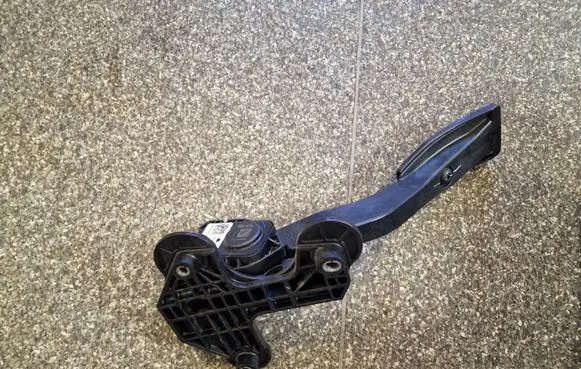 Ford Mustang V Accelerator throttle pedal CR339F836AA
