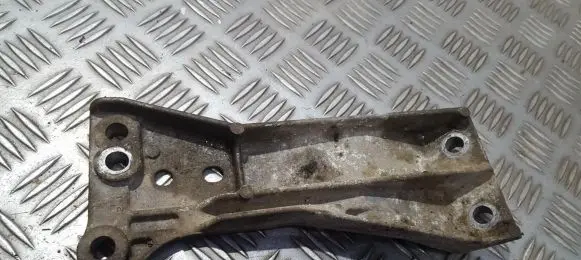 Mazda 323 Engine mounting bracket