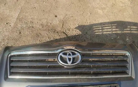 Toyota Avensis T250 Front grill