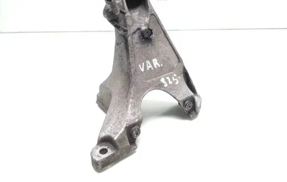 Audi A4 S4 B7 8E 8H Engine mounting bracket 8E0199308A