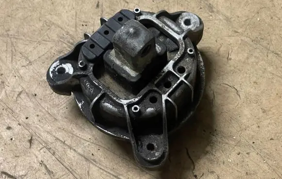 BMW 5 F10 F11 Engine mount bracket 6777375 080812 0756