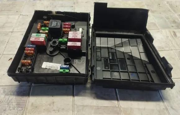 Skoda Octavia Mk2 (1Z) Fuse box set 1E200508 0824213592E 1K0937132F