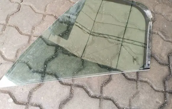 Renault Trafic III (X82) Front door vent window glass four-door DOT27AS2M23100 43R011057