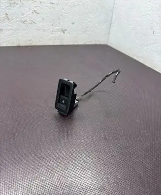 Volkswagen PASSAT B7 Switch for retractable tow bar 7N0959511B
