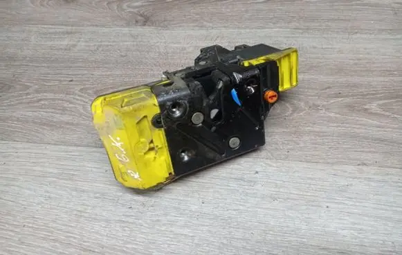 Volvo S80 Rear door lock 8650552