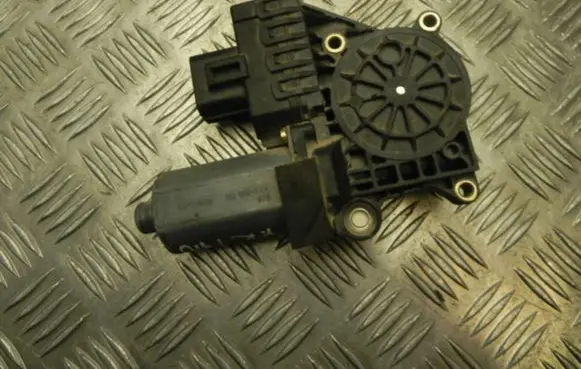 Ford Focus Front door window regulator motor 0130821756 Z1195