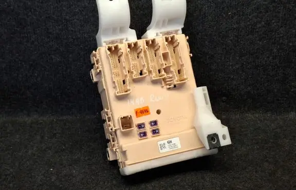 Toyota RAV 4 (XA40) Fuse module 63586798 8273042811 8922142300