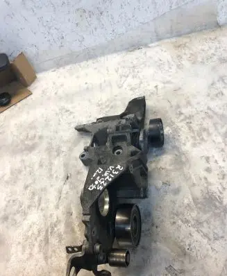 Volkswagen Jetta VI Engine mounting bracket 03l903143