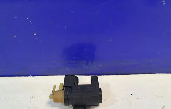Engine mount vacuum valve