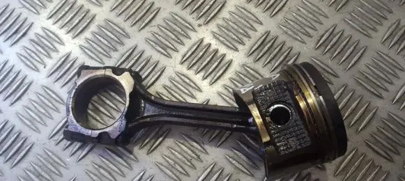Nissan Almera Piston with connecting rod