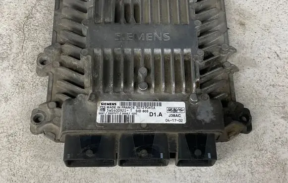 Volvo V50 Engine control unit/module 30729065A 5WS40092JT