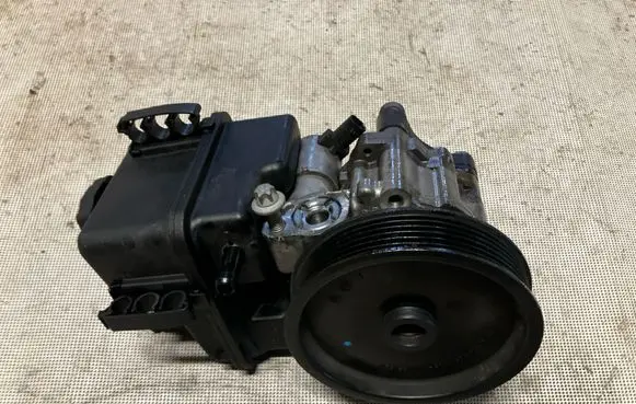 Mercedes-Benz C W204 Power steering pump A0064661501