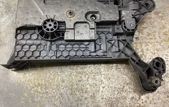 Volkswagen PASSAT B8 Battery tray 5Q0915331 5Q0915321