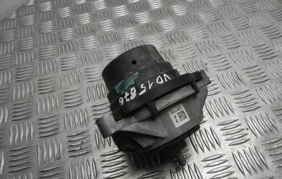 BMW 4 F32 F33 Engine mount bracket 6785713 VD15876