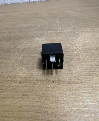 Volkswagen PASSAT B4 Other relay 4H0951253A F3875
