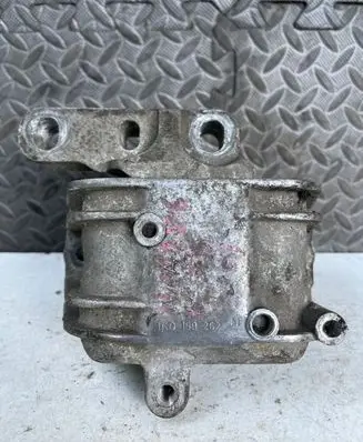 Volkswagen PASSAT B6 Engine mount bracket 1K0199262M