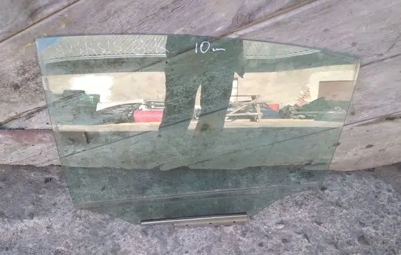 Toyota Avensis T270 Rear door window glass