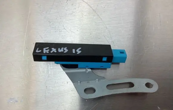 Lexus IS 220D-250-350 Aerial antenna amplifier 52304