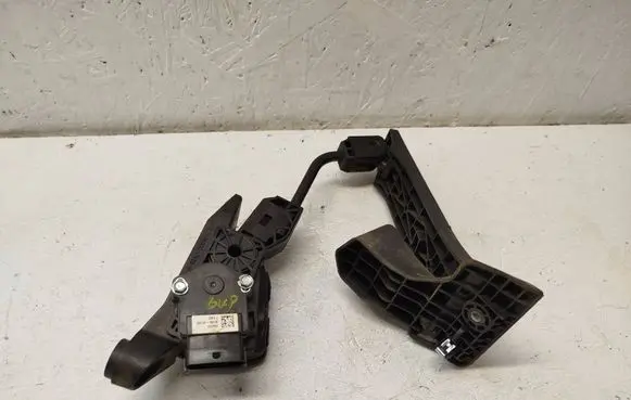 Hyundai Santa Fe Accelerator throttle pedal 327272W900