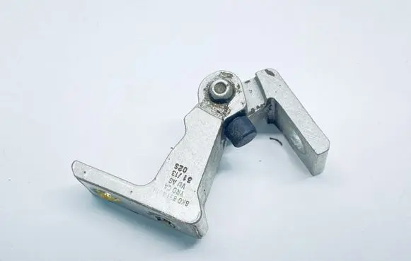 Volkswagen Jetta VI Rear door lower hinge 8K0831401H