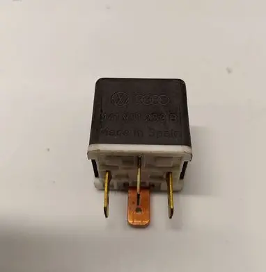 Volkswagen PASSAT B6 Other relay 141951253B