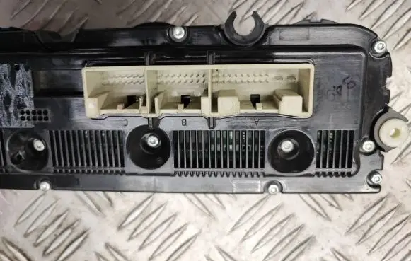Skoda Octavia Mk2 (1Z) Climate control unit 74241061