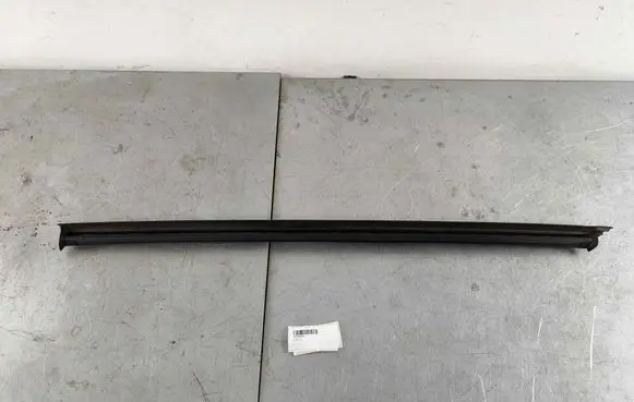 Volvo C40 Rubber seal front door window/glass 33759332