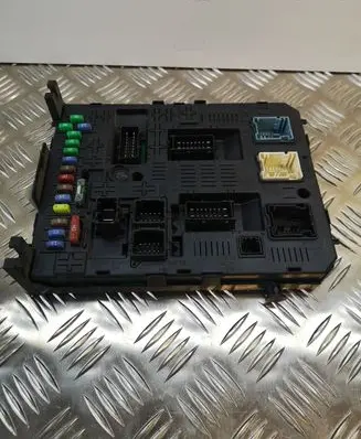 Peugeot 5008 Fuse module 966689568002 281197595