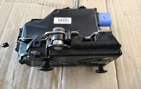 Volkswagen Golf V Rear door lock 7L0839016