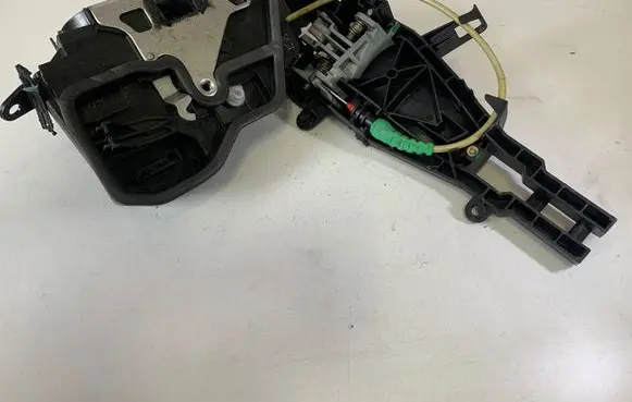 BMW X1 E84 Front door lock 7229461
