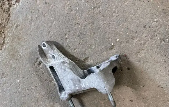Suzuki SX4 S-Cross Engine mounting bracket 