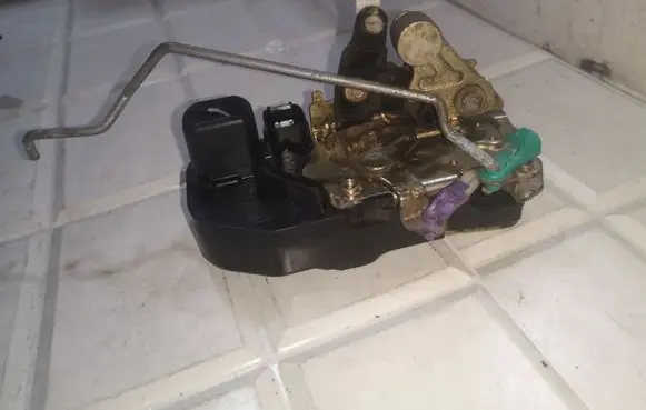 Chrysler PT Cruiser Front door lock 3390P