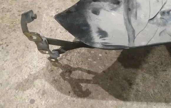 Infiniti Q45 III Tailgate/trunk/boot hinge 