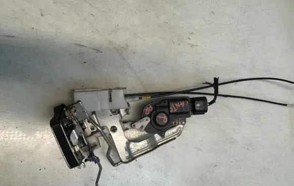 Mitsubishi Canter Front door lock 9878