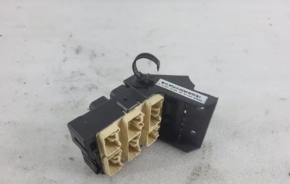 Toyota Avensis T250 Fuse module 8273405030