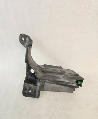 Front wheel arch liner splash guards