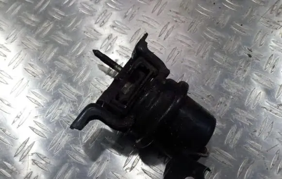 Toyota RAV 4 (XA10) Engine mount bracket