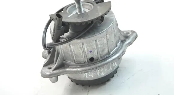Mercedes-Benz S C217 Engine mount bracket A2224707617