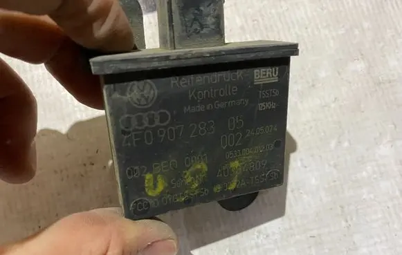 Audi A6 S6 C6 4F Tire pressure sensor 4f090728305