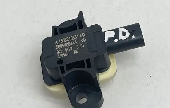 Mercedes-Benz CLA C117 X117 W117 Airbag deployment crash/impact sensor A1668210351 56054084AA 750904703